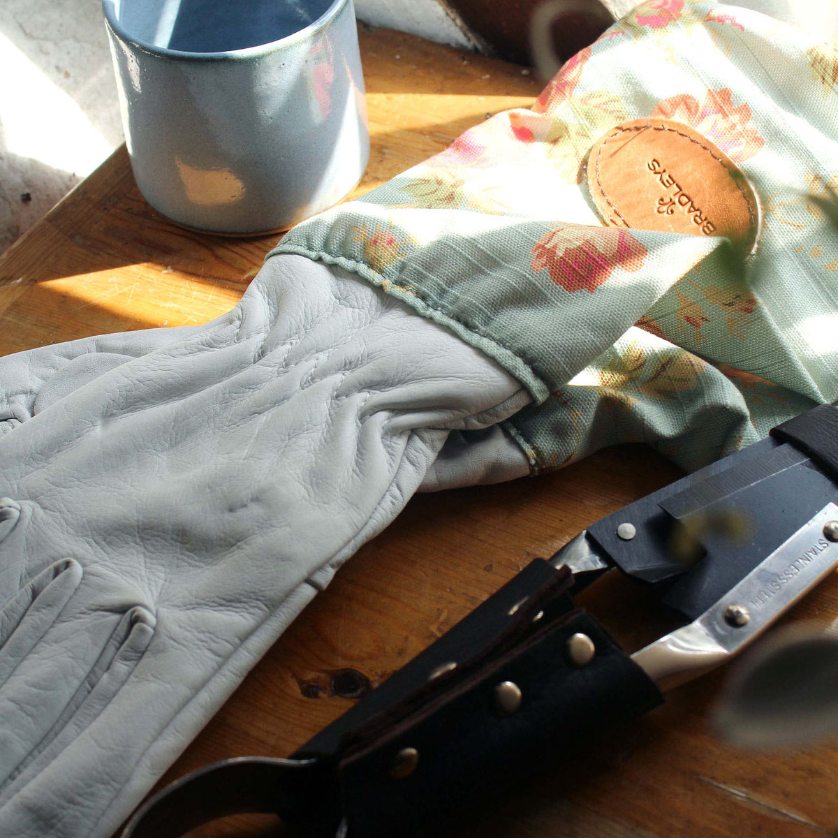 bradleys gardening gloves Blue Floral English Leather & Linen Gardening Gloves